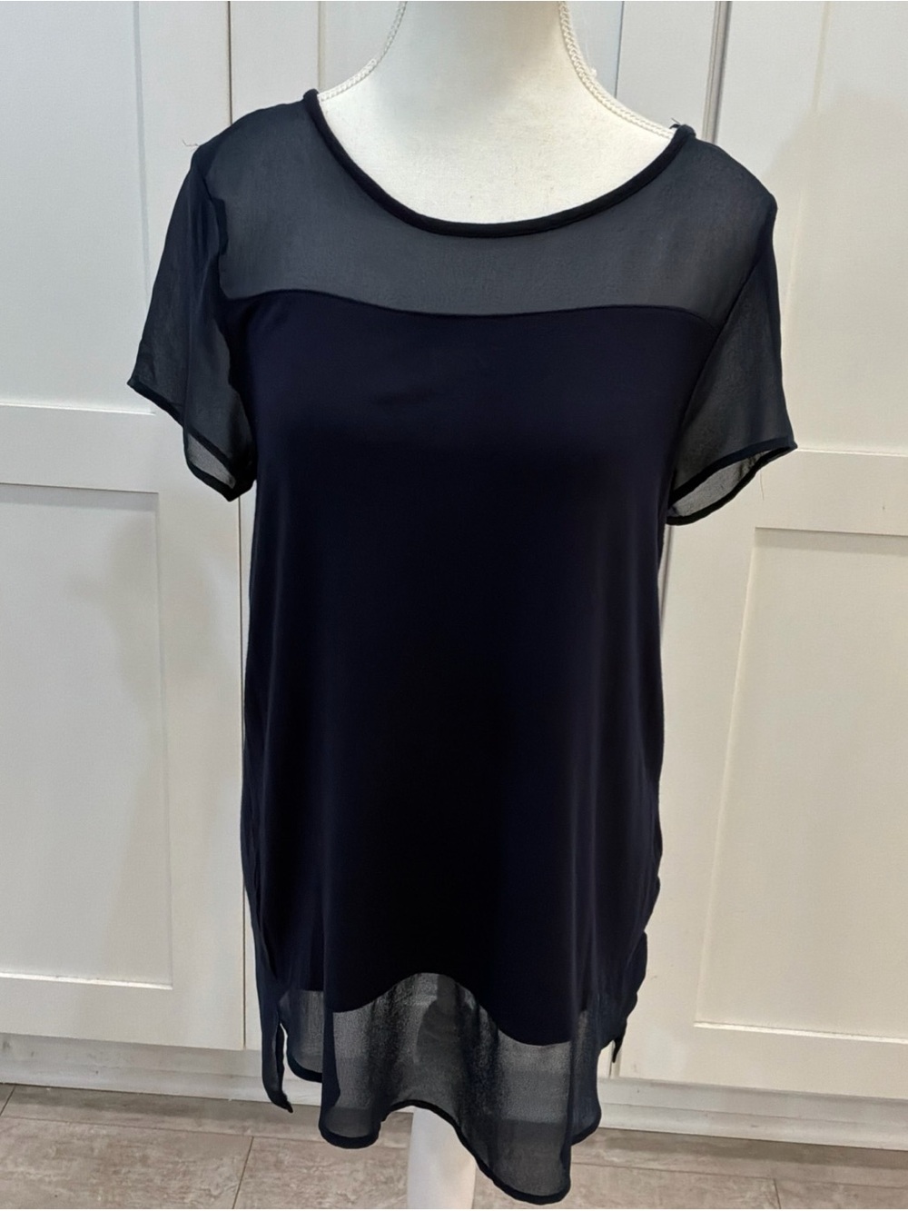 Vince Camuto Top Navy Blue Size M Short Sleeve Sheer Accents Scoop Neck Casual